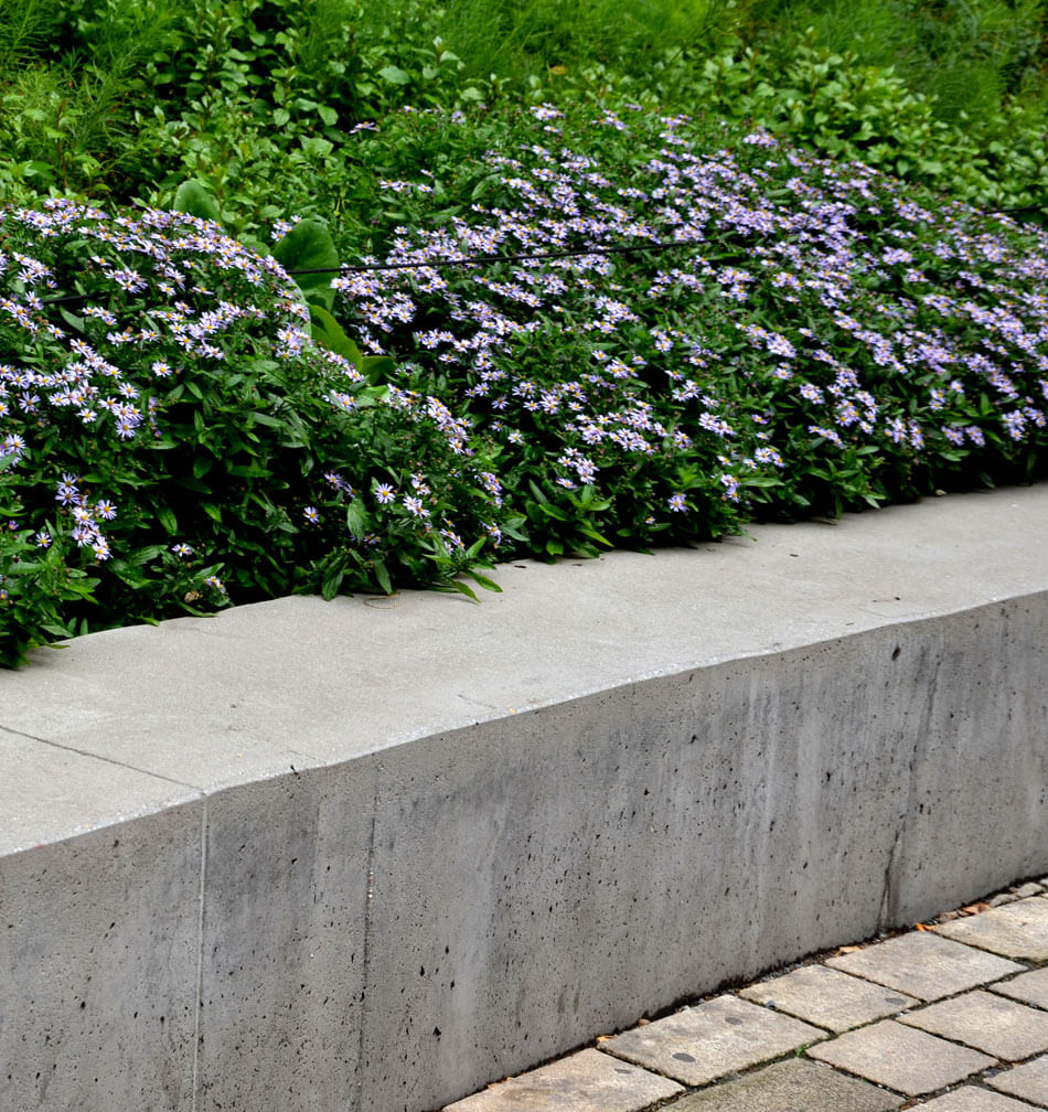 Concrete retaining wall